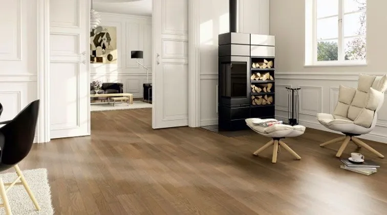 Porta a scomparsa con pannello integrato nel muro