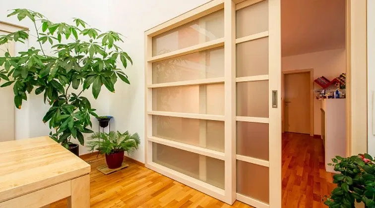 Porta scorrevole su binario a parete — soft-close e guida inferiore