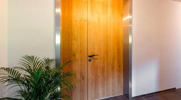 Portes bois classiques — beauté naturelle du matériau