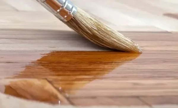 Parquet trois couches premium dans salon moderne