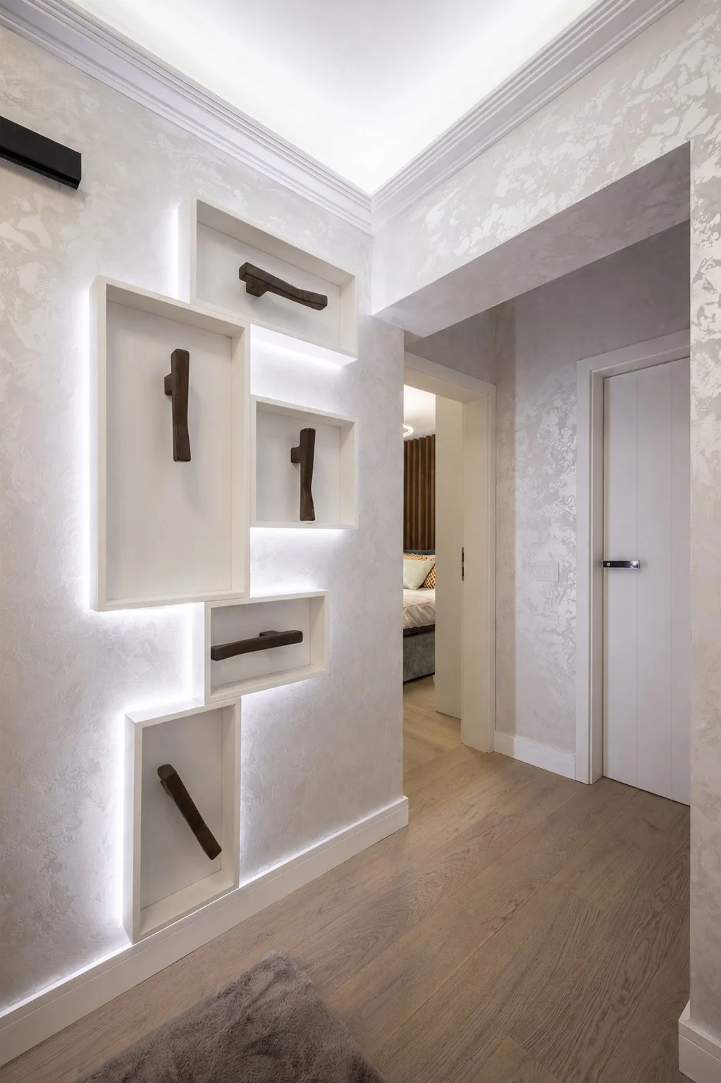 Hol cu iluminat indirect, uși LEBO și accente decorative din lemn