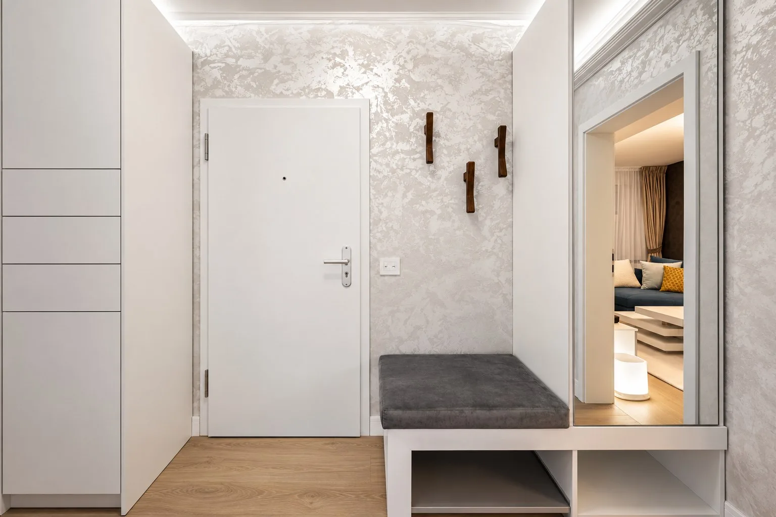 Hol de intrare cu ușă de acces LEBO SKE 321 și mobilier alb la comandă