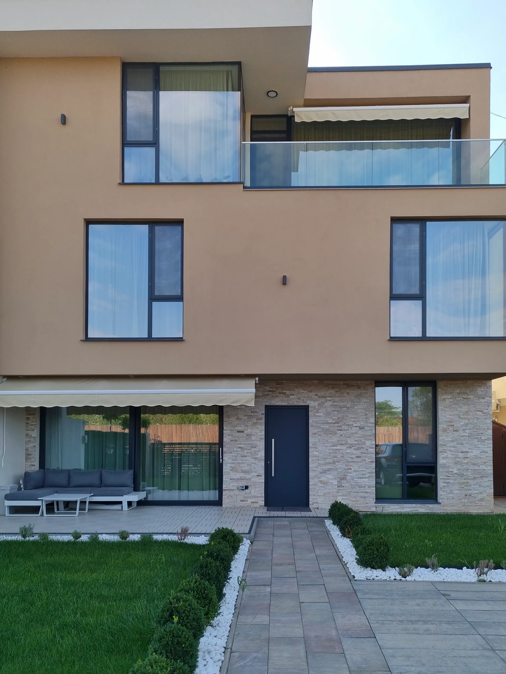 26 de uși de exterior din aluminiu pentru complexul rezidențial Pipera Gardens