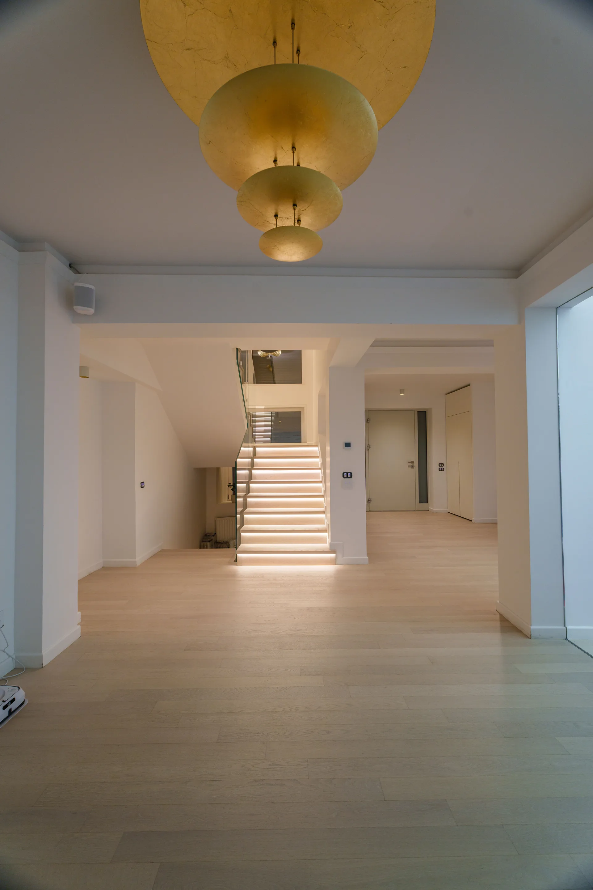 Parchet, ușă de intrare și uși albe filomuro instalate într-o casă renovată, cu garaj interior de sticlă accesibil din lobby — 4