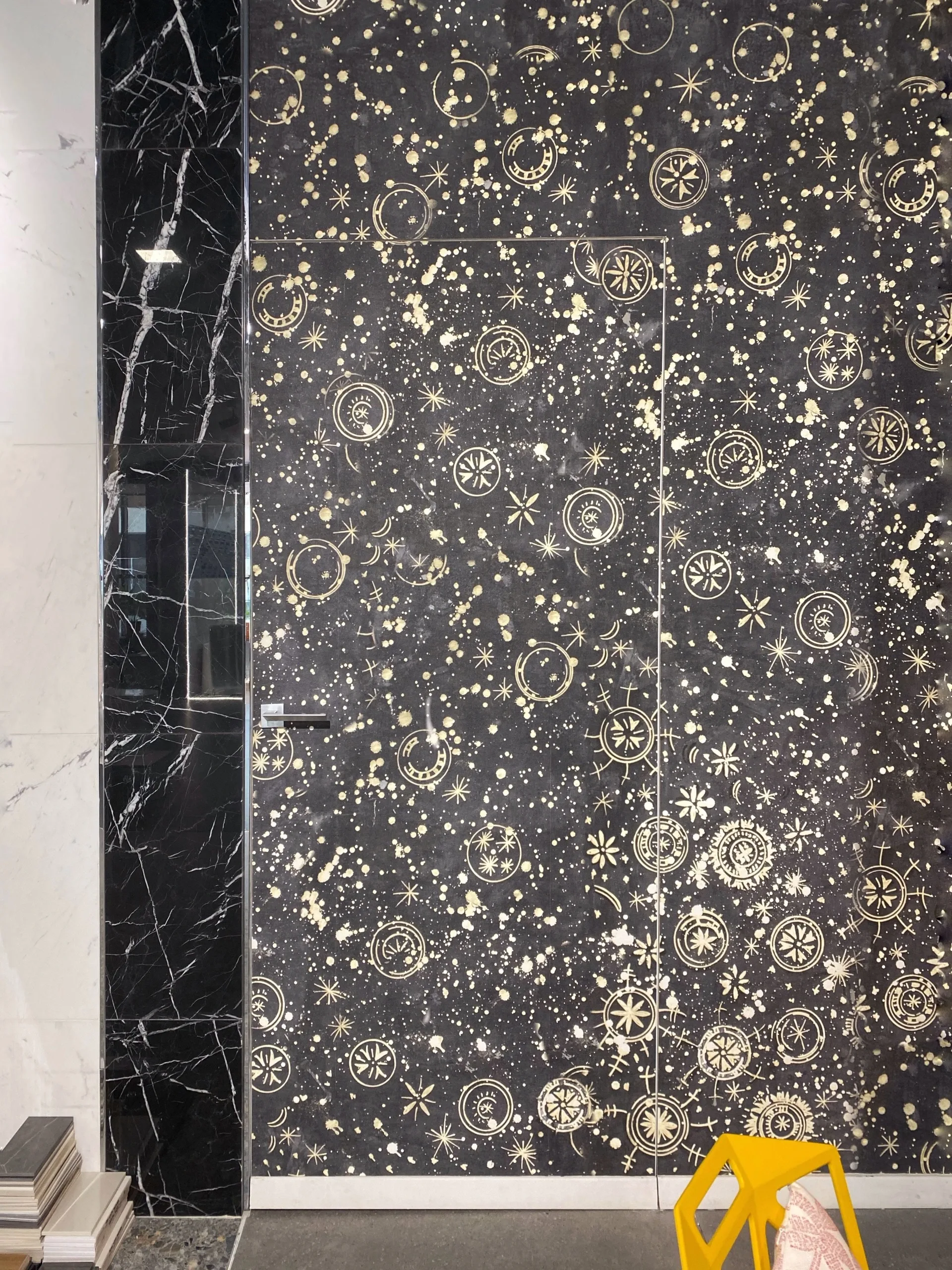 Porte filomuro à bâti caché — vantail aligné avec le mur