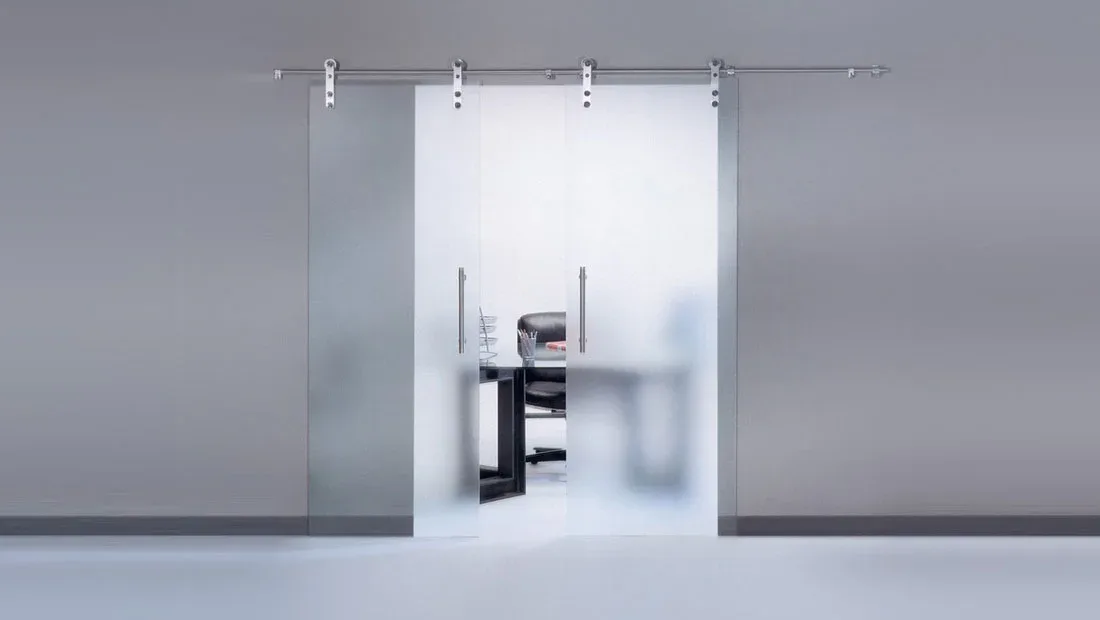 Ușă glisantă din sticlă sablată